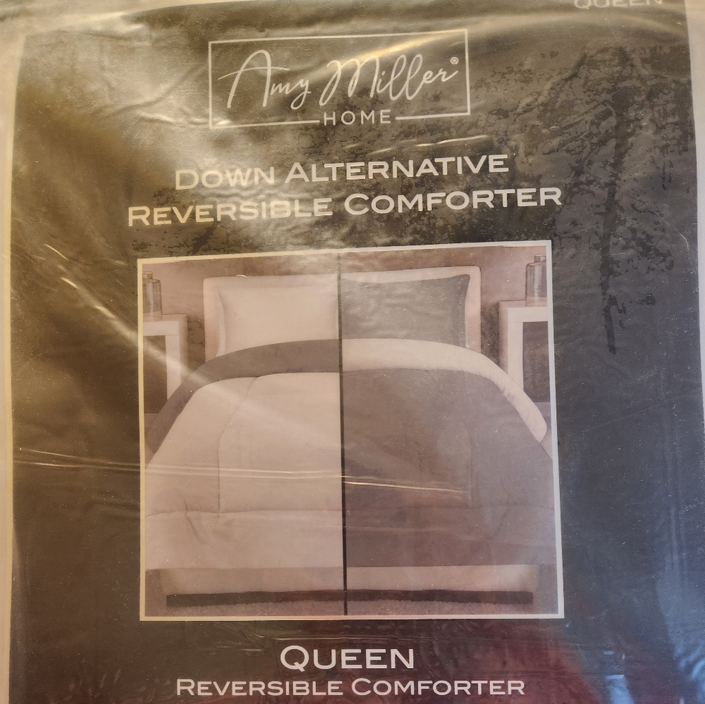 NWT-NIP.. Queen size Reversible comforter